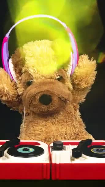 Ένα Αρκουδάκι Stop Motion Φορώντας Ακουστικά Djing Πικάπ Κάθετα — Αρχείο Βίντεο
