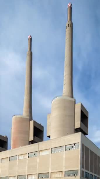 Barcelona郊外的标志性三座烟囱停用电站的时间 垂直方向有刺 — 图库视频影像