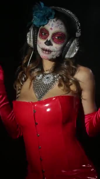 カスタムデザインのキャンディスカルメキシコの日死んだ顔の美しい女性は垂直で構成します ストック動画