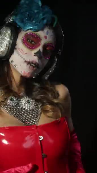 美丽的女人 有着定做的糖果骷髅墨西哥式的死亡之日 她的面容是垂直的 免版税图库视频