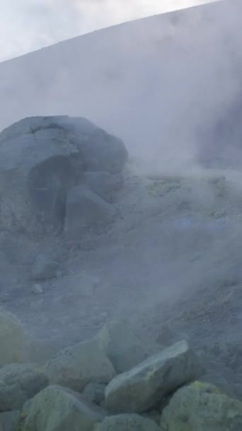 意大利西西里海岸外的一个普通岛屿 硫化氢有恒定的硫磺烟 垂直喷射 — 图库视频影像