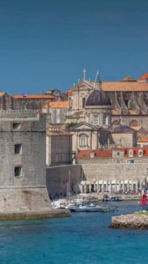 Adriyatik kıyısındaki muhteşem Dubrovnik şehrinin zamanlaması, Hırvatistan dikey