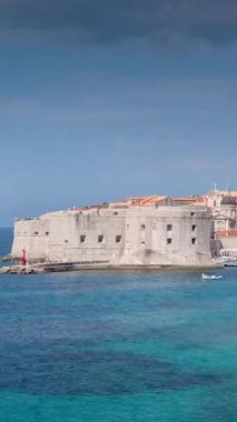 Adriyatik kıyısındaki muhteşem Dubrovnik şehrinin zamanlaması, Hırvatistan dikey