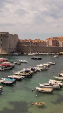 Adriyatik kıyısındaki muhteşem Dubrovnik şehrinin zamanlaması, Hırvatistan dikey