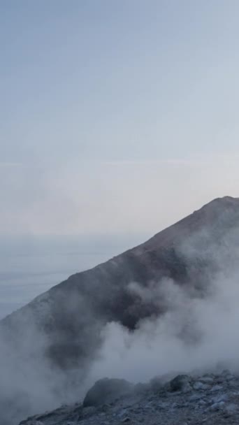 Isla Del Vulcano Frente Costa Sicilia Italia Vulcano Tiene Vapores — Vídeo de stock