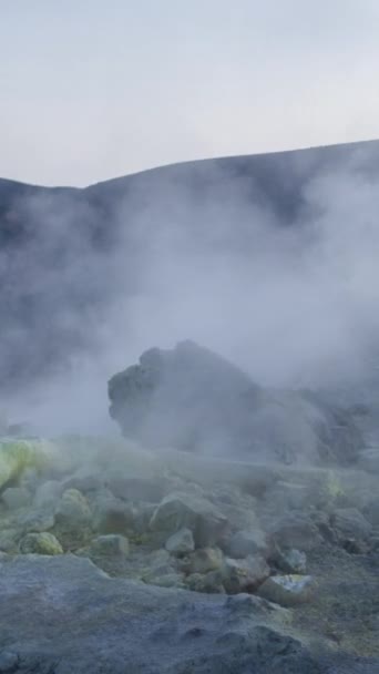 Wyspa Wulkan Wybrzeży Sycylii Włochy Wulkan Stałe Opary Siarki Strzał — Wideo stockowe