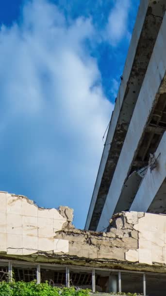 爆撃された爆弾のタイムラプスは 垂直のバルカン紛争中に攻撃されたドゥブロヴニクの近くの建物を破壊しました — ストック動画