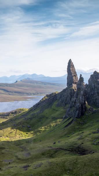 美丽而独特的岩石老人在苏格兰斯凯岛上的时光飞逝 在阳光灿烂的日子里在苏格兰纵横交错 — 图库视频影像