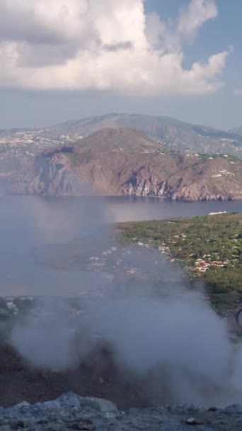 이탈리아 시칠리아의 해안에서 화산은 수직으로 일정한 증기를 가지고 비디오 클립
