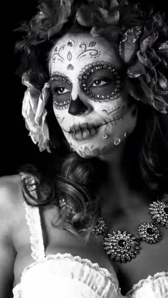 美丽的女人 有着定做的糖果骷髅墨西哥式的死亡之日 她的面容是垂直的 免版税图库视频