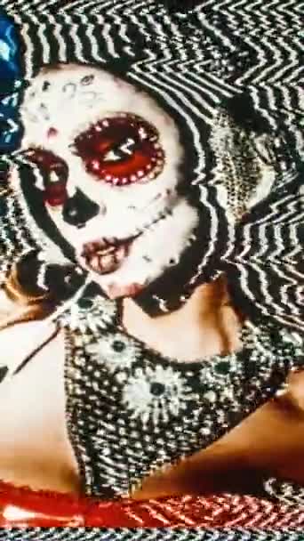 美丽的女人 有着定做的糖果骷髅墨西哥式的死亡之日 她的面容是垂直的 — 图库视频影像
