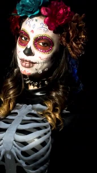 Hermosa Mujer Con Diseño Personalizado Caramelo Cráneo Mexicano Día Cara Metraje De Stock