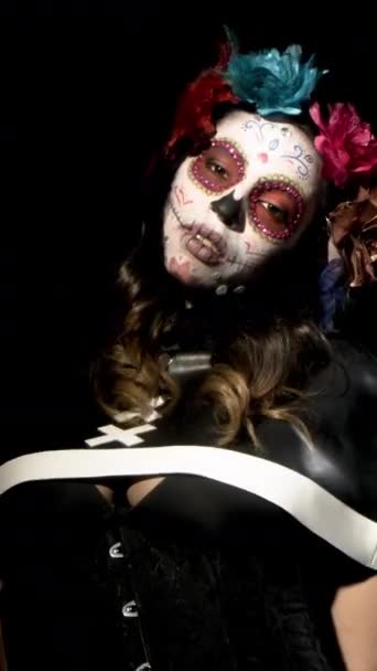 Vacker Kvinna Med Skräddarsydda Godis Skalle Mexikanska Dagen Den Döda — Stockvideo