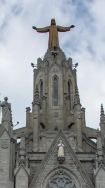 Tapınak Expiatori del Sagrat Cor Kilisesi Barcelona 'daki Tibidabo Dağı' nın tepesinde.