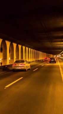 Barselona 'da bir tünelde dikey ışık altında araba sürmenin zamanı.