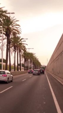 Barselona 'da bir tünelde dikey ışık altında araba sürmenin zamanı.