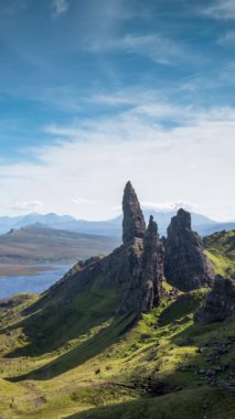 Güneşli bir günde, Skye Adası, İskoçya 'daki Storr Rock' un güzel ve eşsiz yaşlı adamının zamanaşımı.