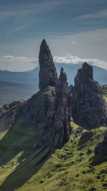 Güneşli bir günde, Skye Adası, İskoçya 'daki Storr Rock' un güzel ve eşsiz yaşlı adamının zamanaşımı.