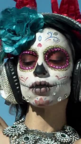 Mulher Bonita Com Personalizado Projetado Doce Crânio Mexicano Dia Rosto — Vídeo de Stock