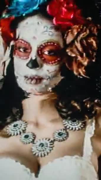 カスタムデザインのキャンディスカルメキシコの日死んだ顔の美しい女性は垂直で構成します — ストック動画
