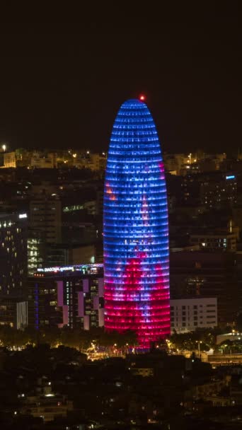 Barselona Siluetinin Zaman Çizelgesi Geceleri Dikey Çekimde Torre Agbar — Stok video