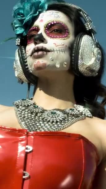 Vacker Kvinna Med Skräddarsydda Godis Skalle Mexikanska Dagen Den Döda — Stockvideo