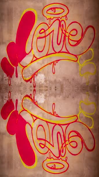 爱这个词的涂鸦在墙上垂直地喷出的反转声 — 图库视频影像