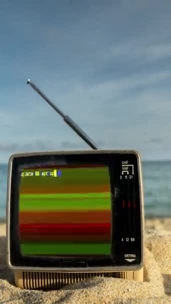 Timelapse Dois Televisores Retro Com Falha Tela Uma Praia Lado — Vídeo de Stock