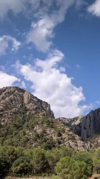 Хронология Облаков Проходящих Над Горой Монсеррат Калалония Испания Вертикали — стоковое видео