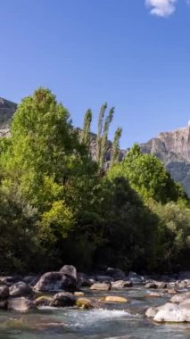 Aragon İspanya 'daki Monte Pedido Doğal Parkı' ndaki manzara zamanı dikey İspanya