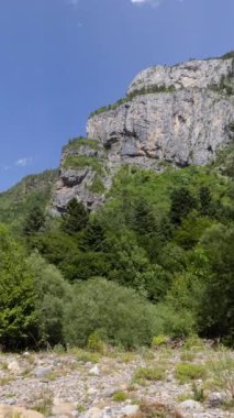 Aragon İspanya 'daki Monte Pedido Doğal Parkı' ndaki manzara zamanı dikey İspanya