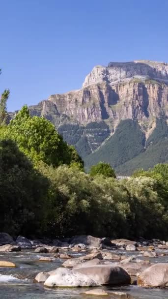 垂直スペインのアラゴン自然公園の風景シーンのタイムラプス — ストック動画