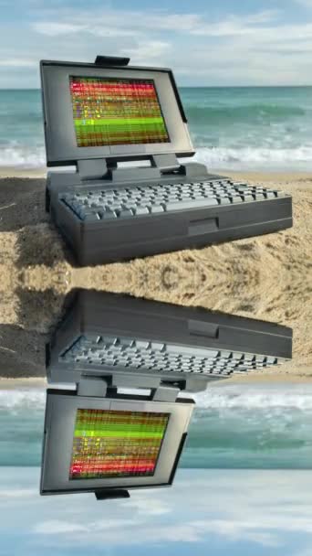 縦のスクリーンのデータそしてコードが付いているビーチのレトロコンピュータのラップトップ — ストック動画
