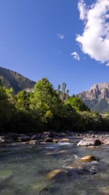 Aragon İspanya 'daki Monte Pedido Doğal Parkı' ndaki manzara zamanı dikey İspanya