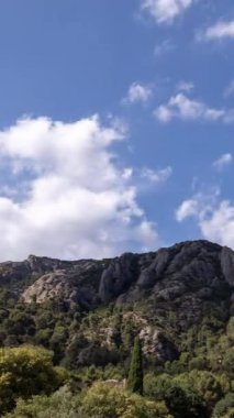 Montserrat Dağı üzerinden geçen bulutların zamanı, Calalonia, İspanya dikey 