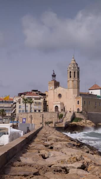 Muro Mar Puerto Con Iglesia Edificios Sitges España Vertical — Vídeo de stock