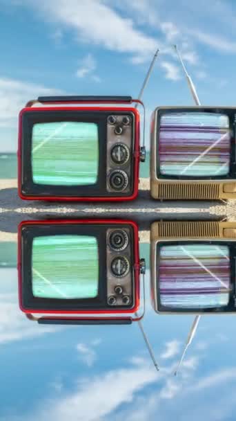 Timelapse Dois Televisores Retro Com Falha Tela Uma Praia Lado — Vídeo de Stock