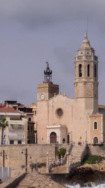 Mořská Zeď Přístav Kostelem Budovy Sitges Španělsko Svislé — Stock video