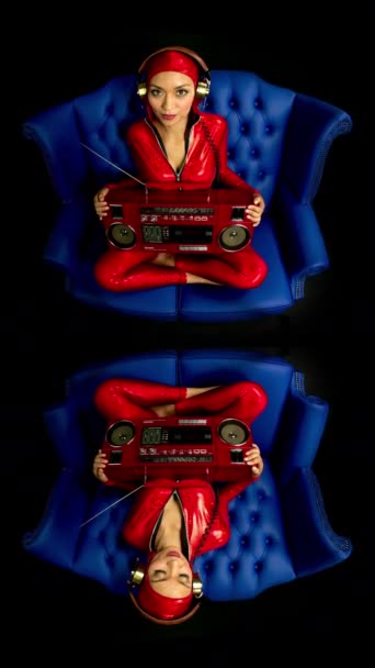 Красива Танцівниця Червоному Костюмі Дивані Вертикальна — стокове відео