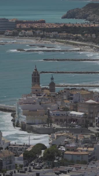 Vista Desde Arriba Costa Iglesia Edificios Sitges España Vertical — Vídeos de Stock