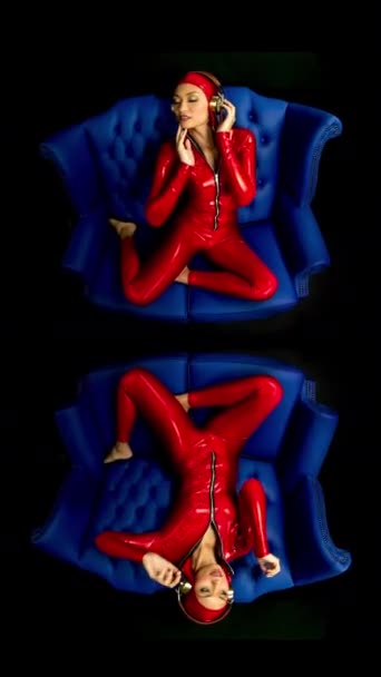 穿着红色服装的漂亮舞蹈家 垂直坐在沙发上 — 图库视频影像