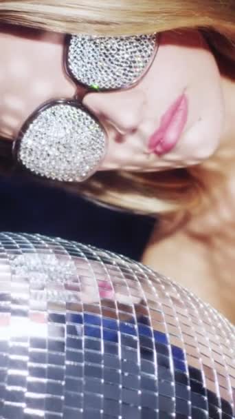 Güzel Bir Kadın Büyük Bir Disko Topunun Altında Dikey Şekilde — Stok video