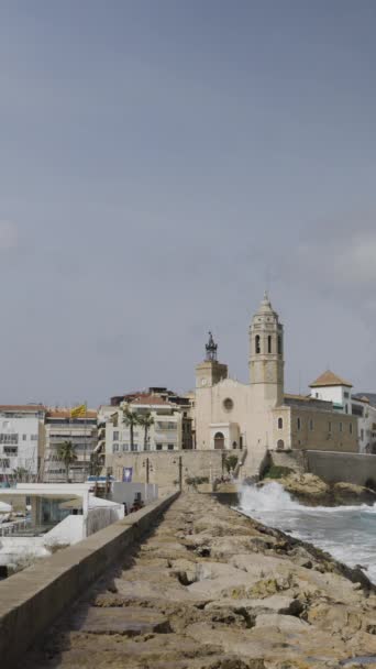 海堤和海港 教堂和建筑物层次分明 纵横交错 — 图库视频影像