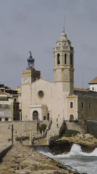 Muro Mar Porto Com Igreja Edifícios Lugares Sentados Espanha Vertical — Vídeo de Stock