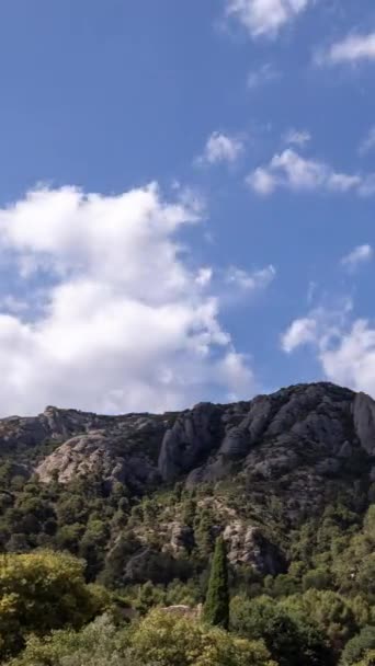 垂直にモンセラート山 カラロニア スペインを渡る雲のタイムラプス ロイヤリティフリーストック映像