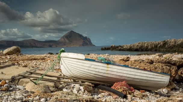 Невеликий Пляж Сан Віто Капо Ловлячий Рибу Човен Сицилія Італія — стокове відео
