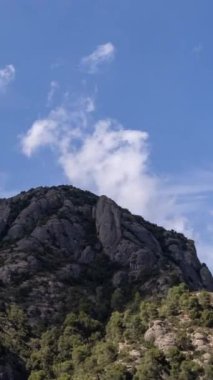 Montserrat Dağı üzerinden geçen bulutların zamanı, Calalonia, İspanya dikey 