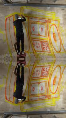 Duvara dikey olarak teyp ghettoblaster sıkan bir grafiti sanatçısının duruşu