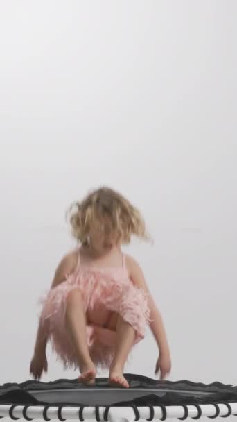 Menina Pequena Pulando Trampolim Câmera Lenta Vertical — Vídeo de Stock