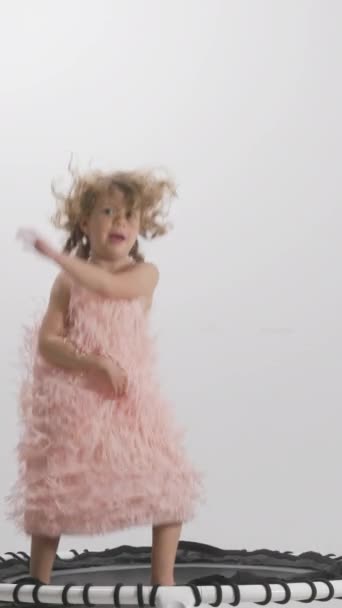 Malá Dívka Skákání Trampolíně Zpomaleném Filmu Svislém — Stock video